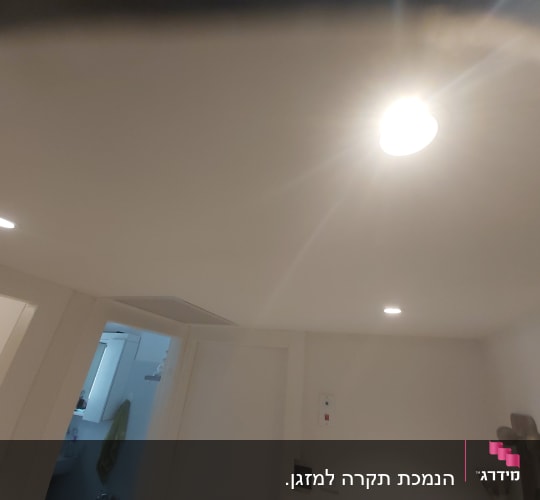 תקרה עם תאורה שקועה וגבס לבן